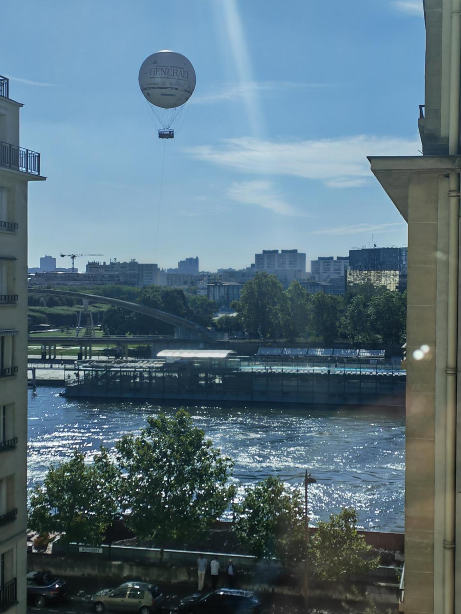 View Sur La Seine Apartment Paris Bagian luar foto