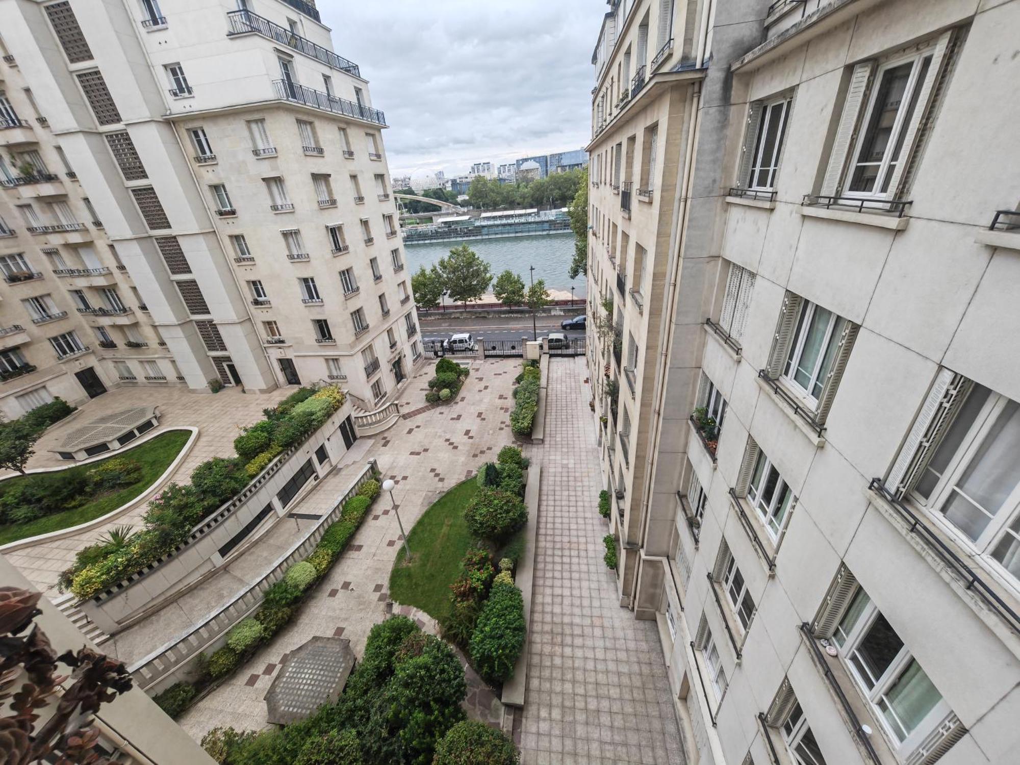 View Sur La Seine Apartment Paris Bagian luar foto
